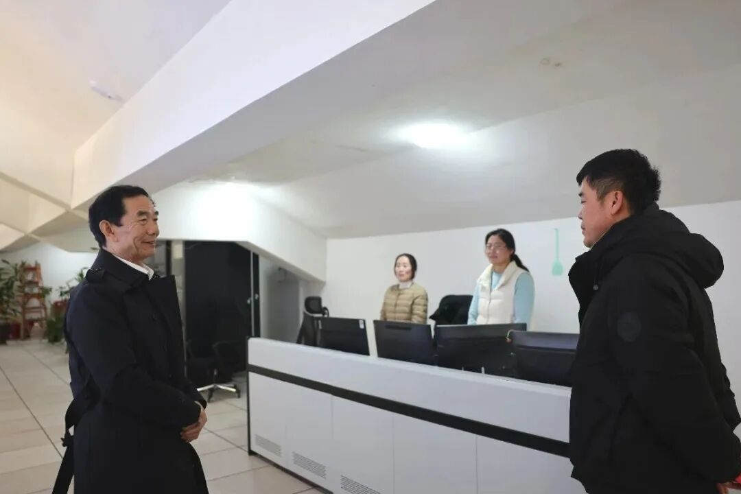 校领导慰问寒假期间坚守岗位的一线教职工