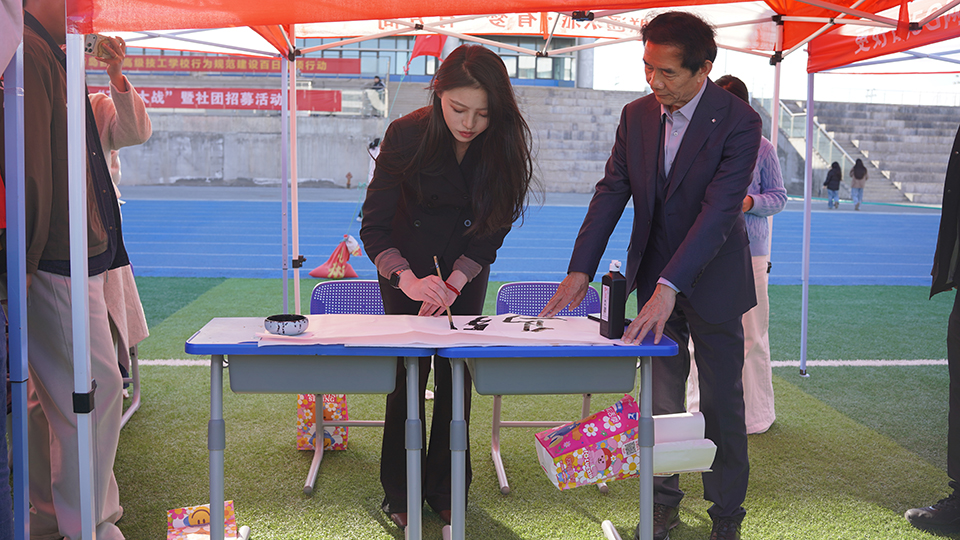 我校首届“百团大战”暨社团招募活动火热举行